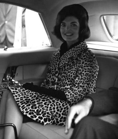 animal print, tendinta, clasic, moda, istoria umanitatii, piei de animale, regi, imparati, putere, bogatie, anii '40, anii '50, anii '70, elite, haina de blana, Jackelyn Kenneddy, Dior, hippie, rock, punk, pantaloni, jacheta, accesorii, rochie, azi, tipuri de animal print, leopard, zebra, vaca, Yves Saint Laurent, decorativ, lenjerie de pat, look casual-sport, petrecere eleganta, catwalk, moda toamna-iarna, 2011/2012, prada, Salvatore Ferragamo, Mango