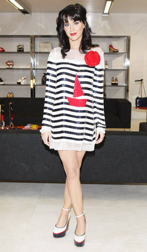 Katy perry, stil, stilul Katy Perry, neobisnuit, iesit din comun, diferit, petreceri tematice, rochii de seara, rochii, rochie, feminin