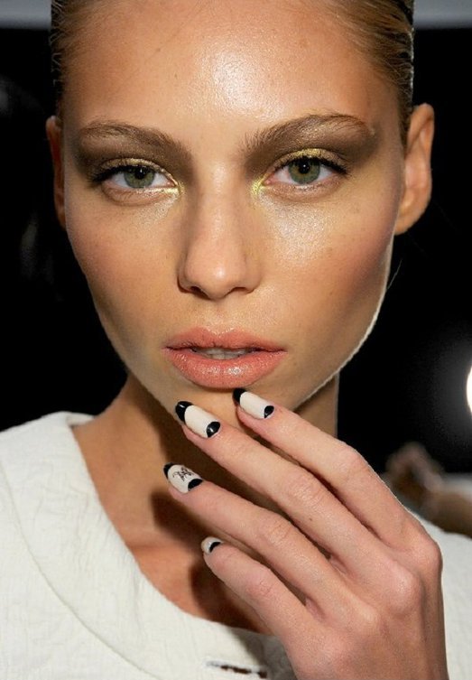 Manichiura trendy manichiura, manichiura trendy, toamna 2011, french manicure, french, culori contrastante, ciocolatiu, auriu, negru, bej, albastru, alb