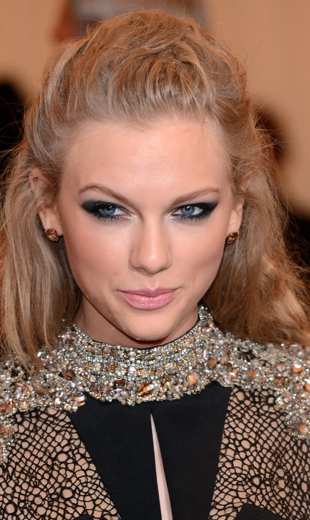 smokey eye cu ruj nude ruj de buze