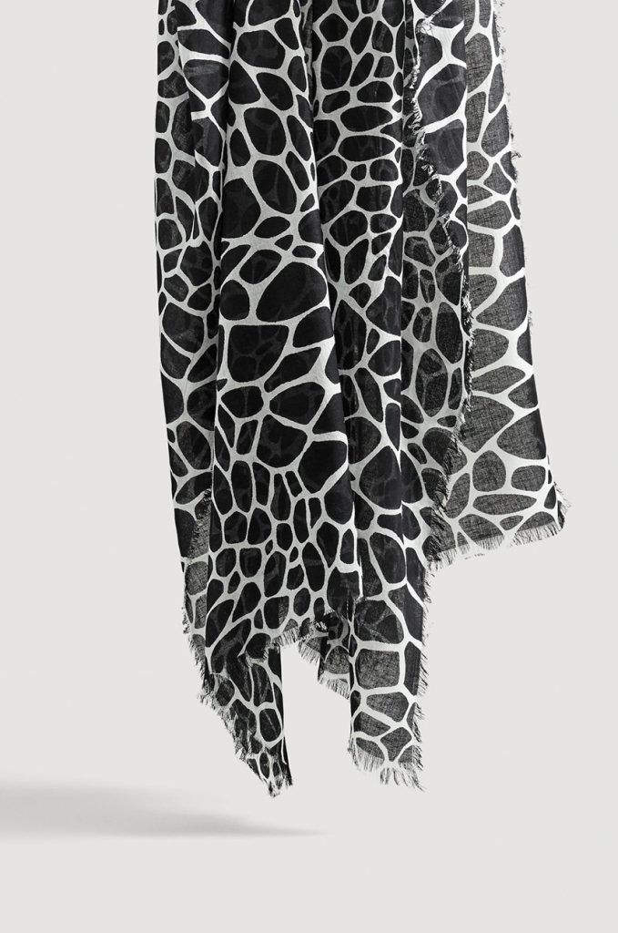 esarfa alba-neagra cu print zebra esarfa alba-neagra cu print zebra