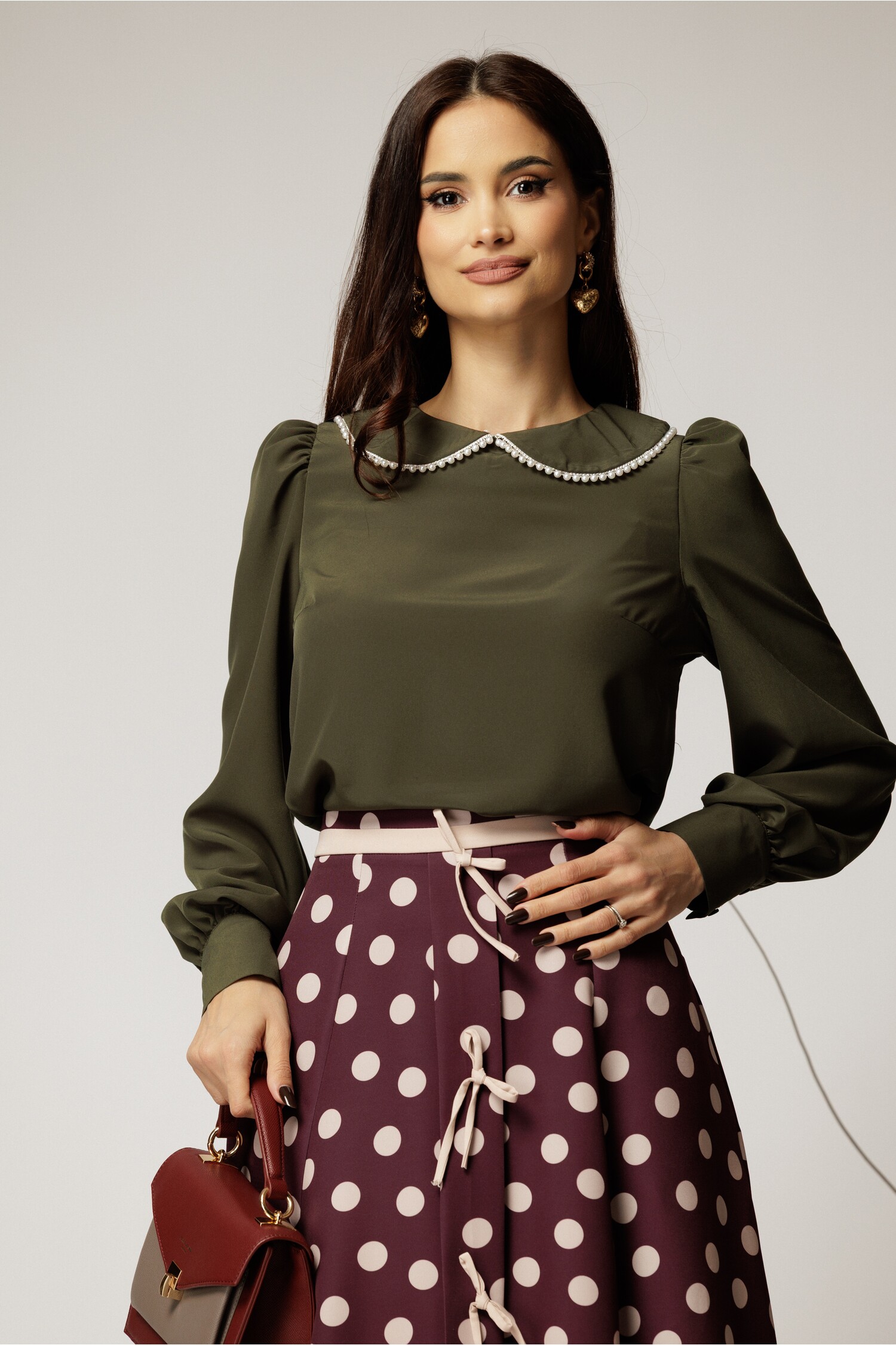 Bluză elegantă DY Fashion kaki din voal triplu cu perle - Bluza DY Fashion eleganta din triplu voal kaki cu detalii perlate la guler