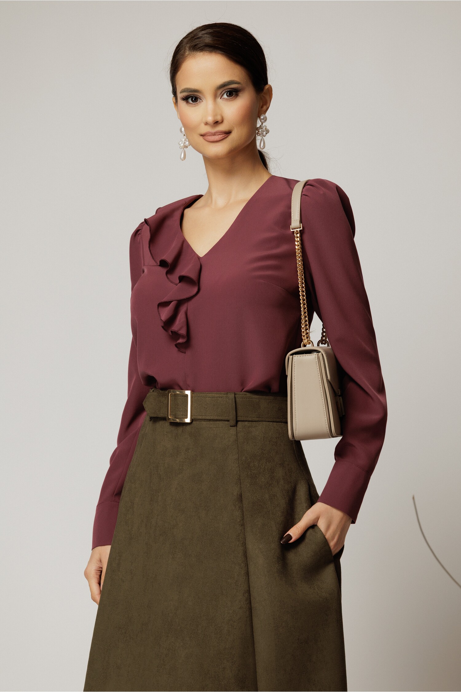 Bluza voal magenta DY Fashion, decolteu în V cu volan - Bluza DY Fashion magenta din voal plin cu decolteu in V si volanas
