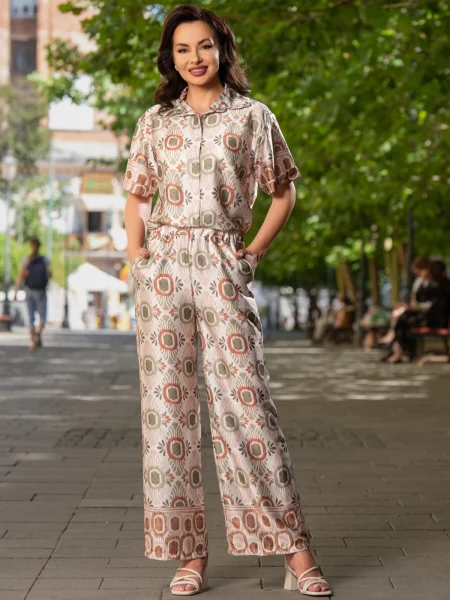 Compleu casual de vara bej cu pantalon evazat si camasa