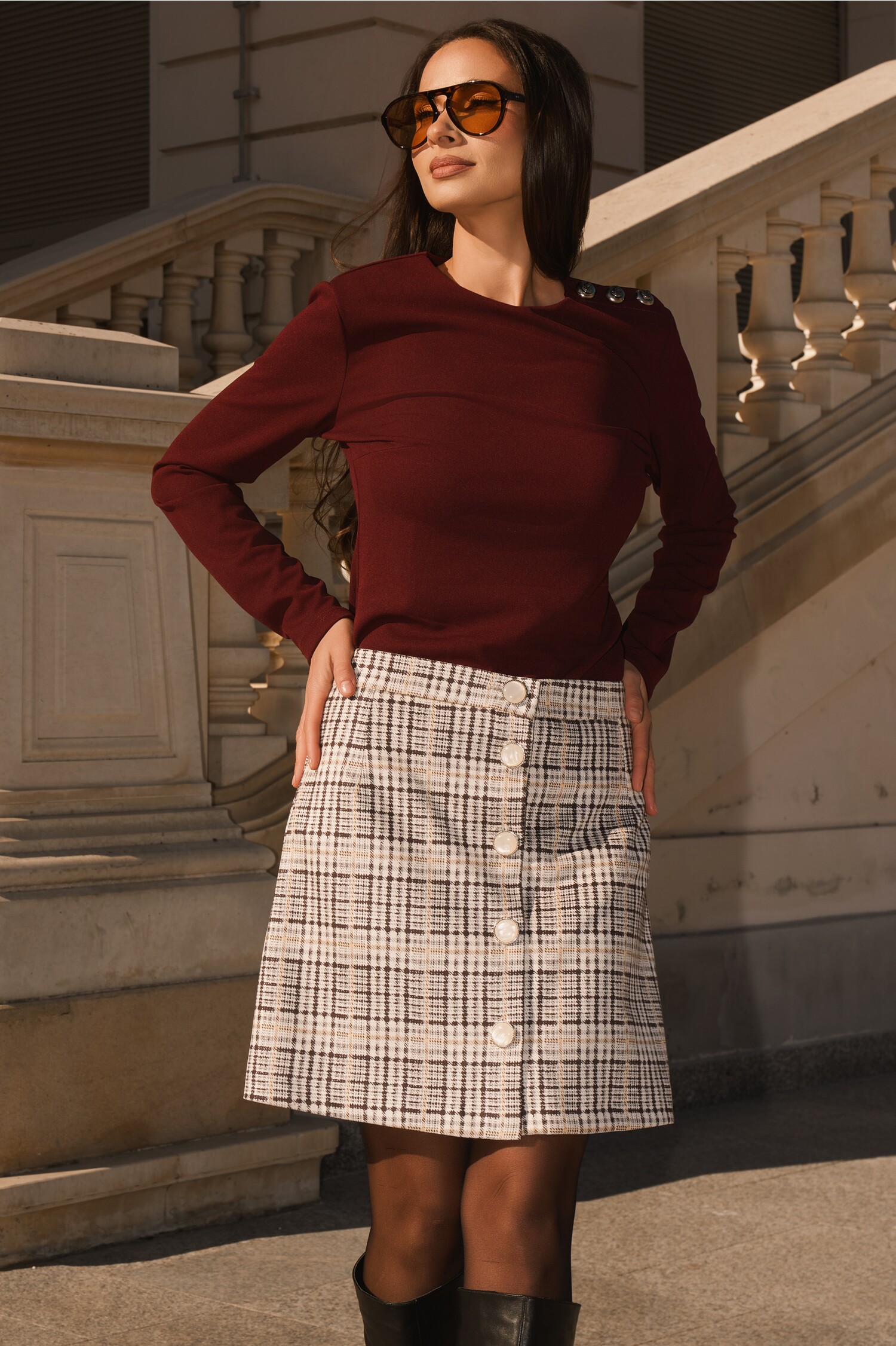 Fustă office scurtă DY din stofă gri cu carouri galbene - Fusta DY Fashion office scurta din stofa gri cu carouri galbene si nasturi