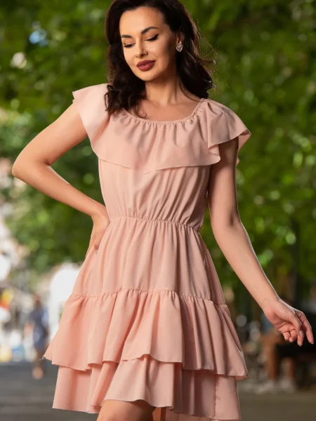 Rochie de vara roz scurta in clos cu volane
