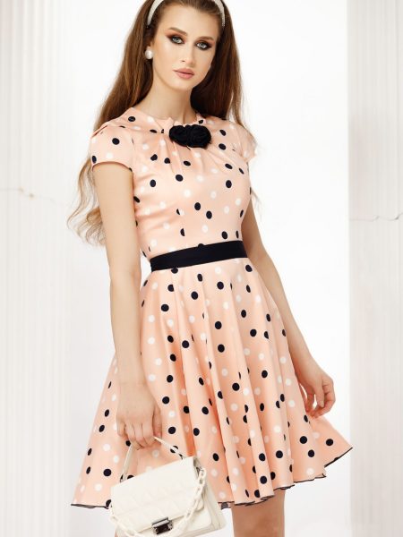 Rochie Fofy de vara peach in clos cu trandafiri decorativi si buline